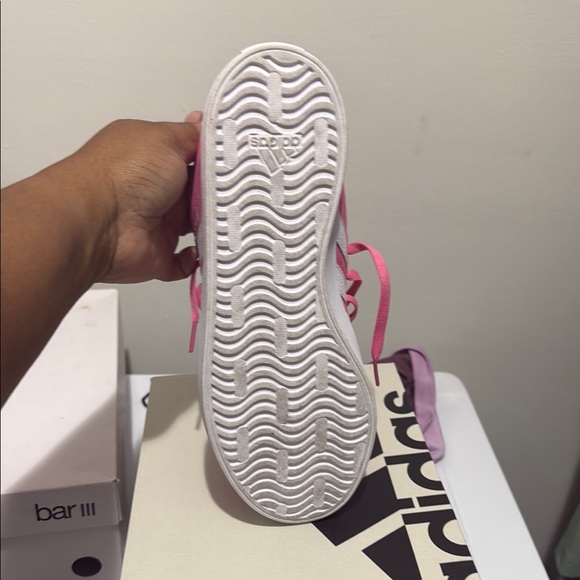 Adidas Pink Sneakers with Classic Low-Top Design - Picture 4 of 7